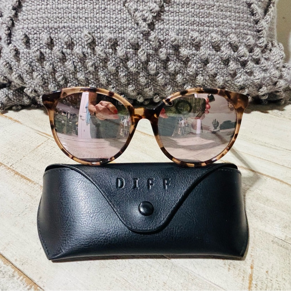 ❤️Make A Difference Cosmo Sunglasses w/ Case